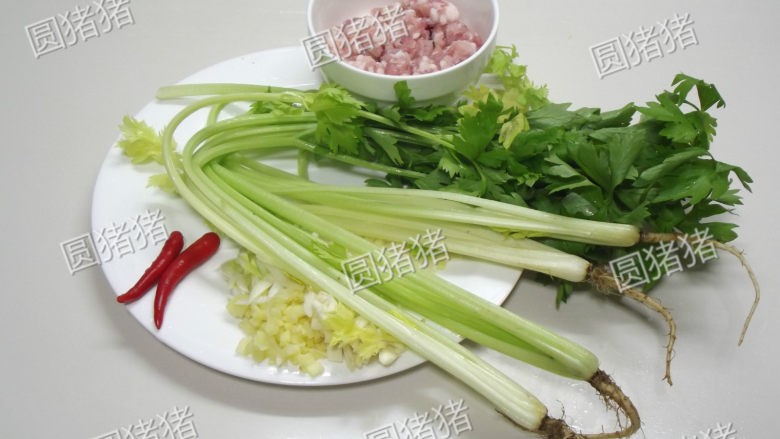 干煸芹菜,芹菜切去根,择去菜叶洗净备用。