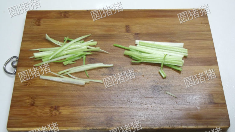 干煸芹菜,将芹菜梗先切成长段,再劈开成细丝状。