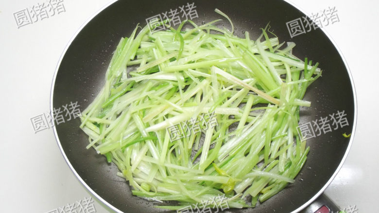 干煸芹菜,炒锅烧热,放入0.5大匙油,冷油放入芹菜,中火煸炒1分钟捞出备用。