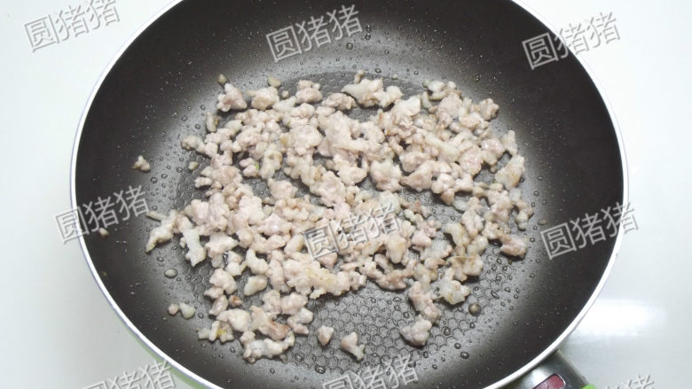 干煸芹菜,锅内放少许油,放入猪绞肉用小火煸炒至变微黄色,油脂吐出来。