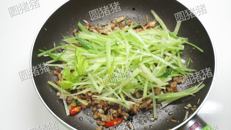 干煸芹菜,加入事先炒好的芹菜梗,盐。