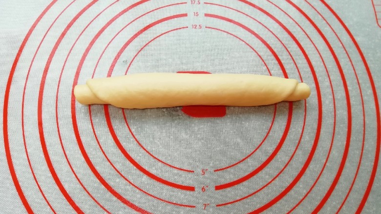 圣诞花环面包, 卷起来,其它的面团依次做好。