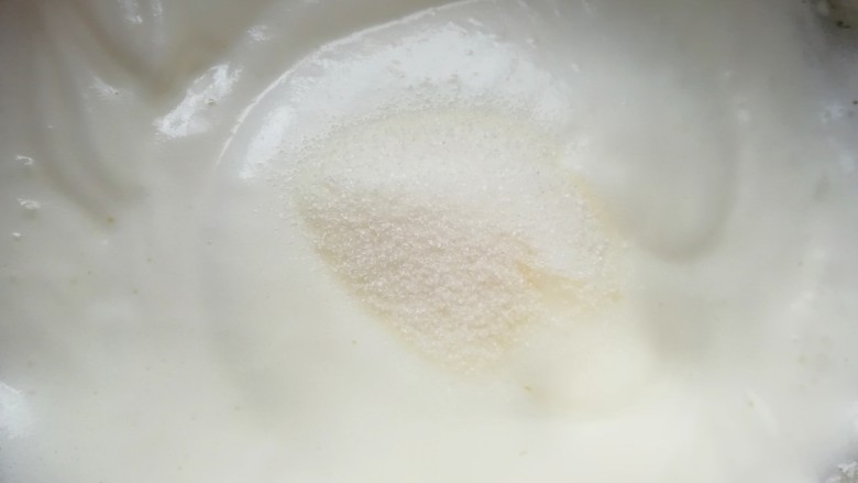 圣诞奶油蛋糕,高速打发至出现明显的纹路,第三次加入最后三分之一的细砂糖。