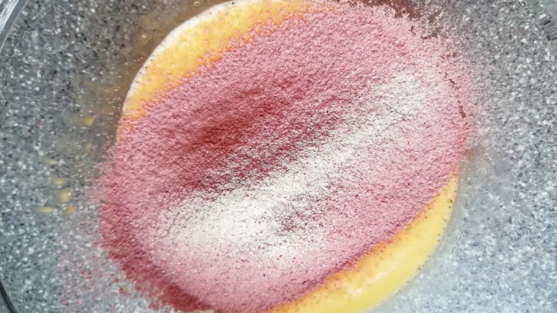 圣诞奶油蛋糕,筛入混合好的低筋面粉和红曲粉,用手动打蛋器呈“Z”字形来回搅动,切记不要转圈搅拌,以免起筋。