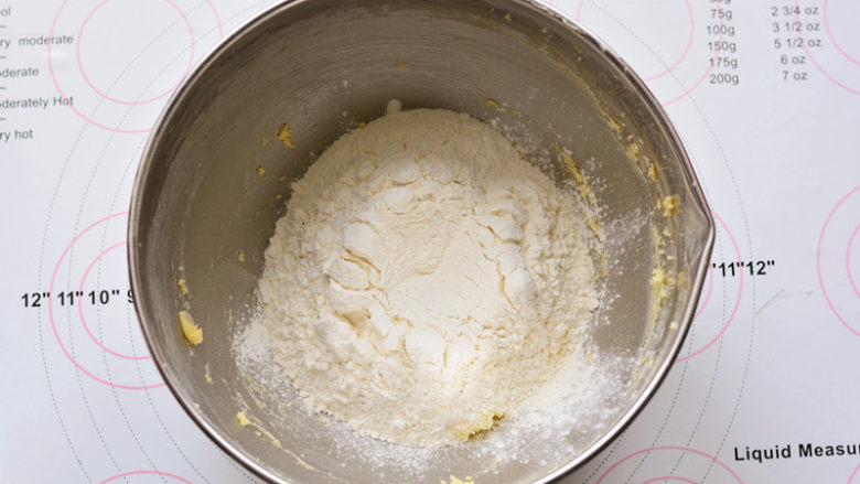 圣诞糖霜饼干,筛入低筯面粉