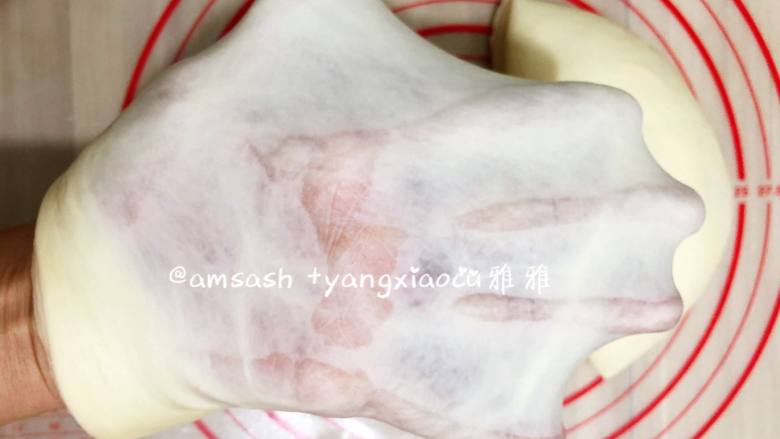 淡奶油辫子面包,然后看一下状,揉成光滑的面团,揉至完成扩展,可拉出薄而有韧性的手套膜