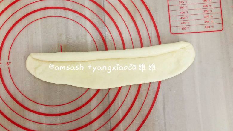 淡奶油辫子面包,一头压薄从上往下卷,捏紧收口,搓成长条状,搓长条的状态下会回缩的话就盖上保鲜膜适当的再松弛几分钟,再搓
