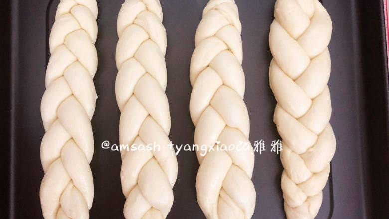 淡奶油辫子面包,放入烤盘盖上保鲜膜,进行最后发酵