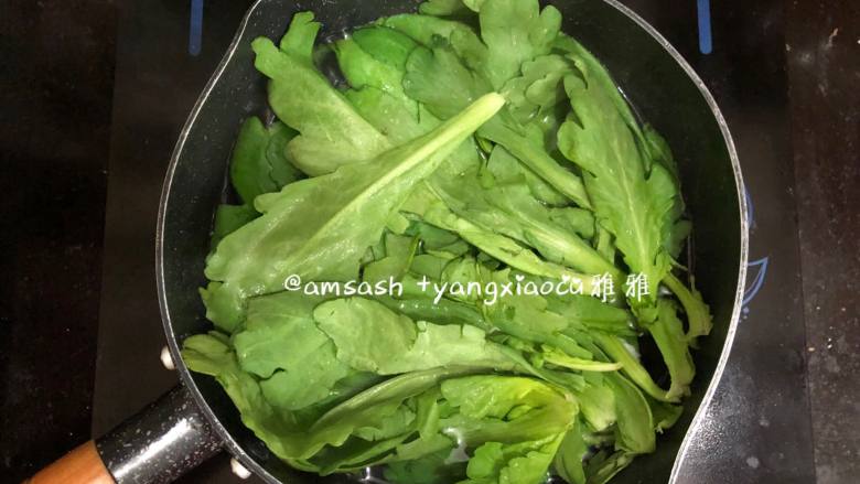 南瓜饺子,茼蒿洗干净,锅里坐<a style='color:red;display:inline-block;' href='/shicai/ 156925'>水</a>烧开,把茼蒿放进锅中烫至菜变软捞出