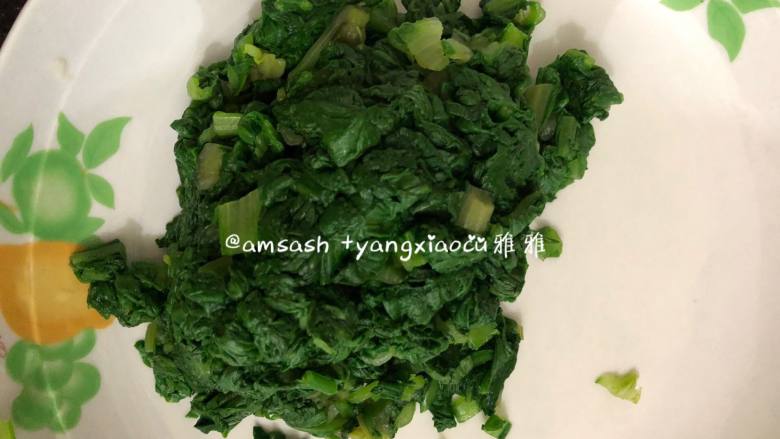 南瓜饺子,捞出来的茼蒿过一下冷水,让菜快速冷却这样菜才不会变黄,然后把菜挤干水分,之后把菜切碎