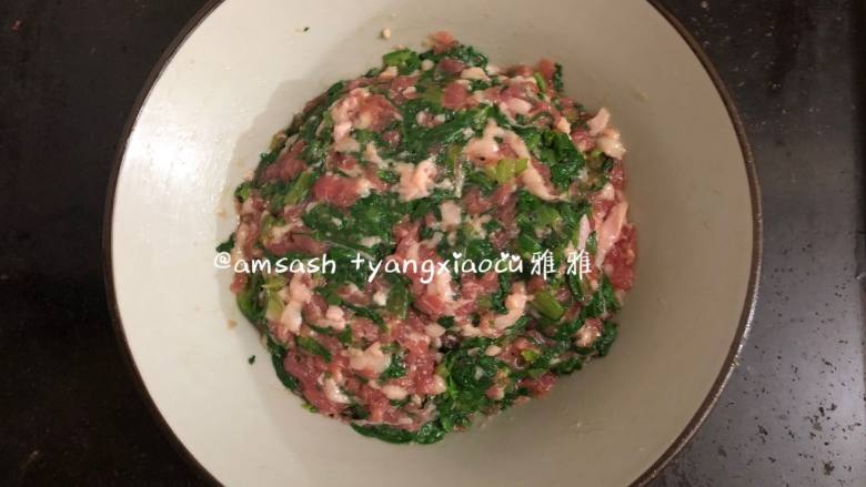 南瓜饺子,搅拌均匀,搅拌的时候顺着一个方向搅拌,这样肉馅吃起来才会有口感,放到冰箱冷藏