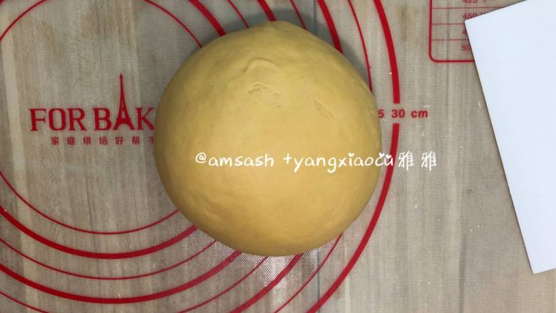 南瓜饺子,揉成光滑的面团,拿出用保鲜袋装好松弛