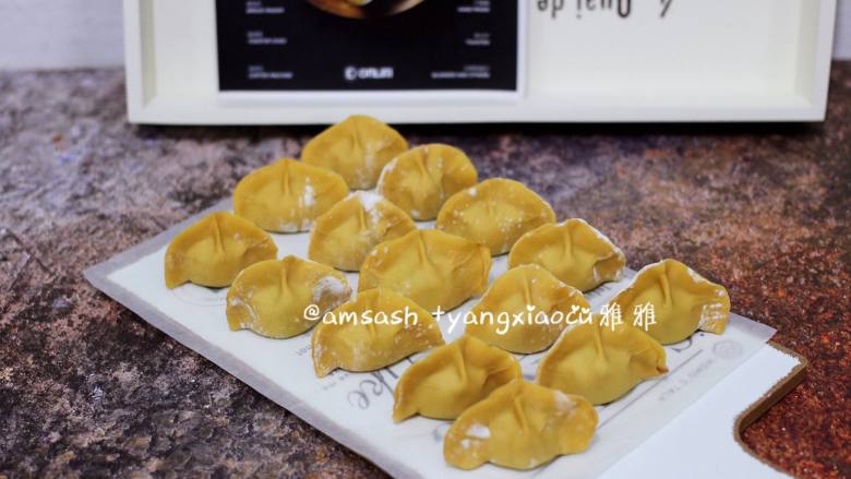 南瓜饺子,所有包好的饺子待用,饺子包多了一次吃不完可以放冰箱冷冻,下次吃拿出来直接煮就好了,不用解冻,这样也是非常方便的