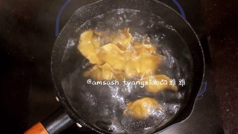 南瓜饺子,锅里坐水烧开,把饺子放入锅中