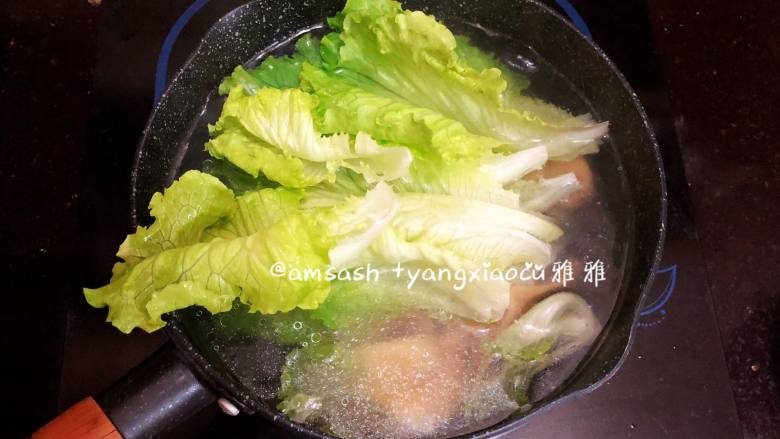 南瓜饺子,煮至饺子浮起就可以了,然后加点青菜烫至断生,一起捞出,盛在碗中