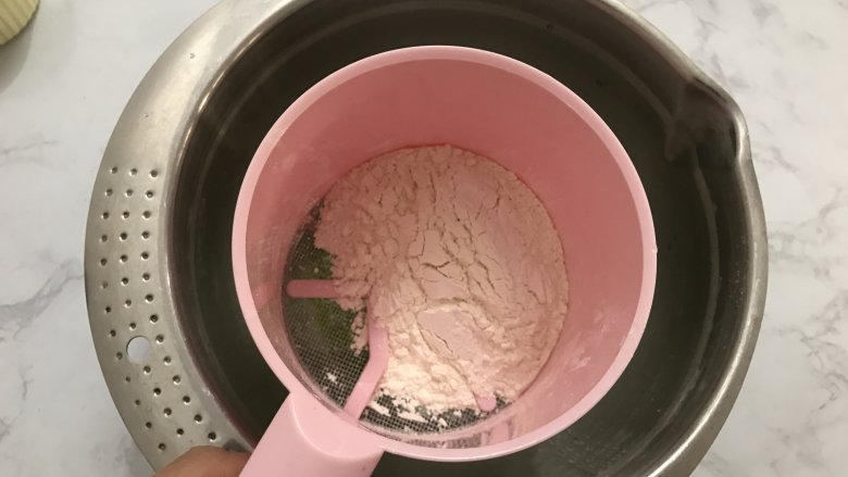 迷你圣诞树蛋糕,把低筋面粉过筛到上述混合液中,搅拌成无干粉状态。