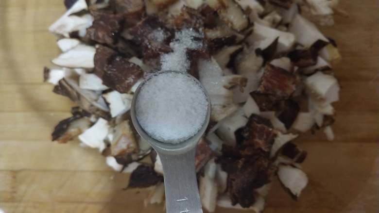叫花鸡卷,泡好的糯米放碗内,加香菇,腊肉,适量盐
