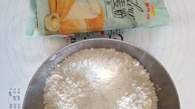 叫花鸡卷,250克金龙鱼高筋面粉加一小杯白酒,然后加适量水活成面团