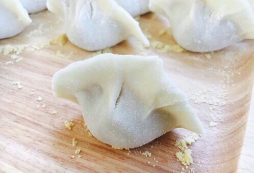 胡萝卜牛肉馅饺子,小饺子包好了,虽然没有漂亮的褶,但是很实惠,是个大肚子小饺子,薄皮大馅哦。 把包好的饺子整齐的码放在饺子板上。 饺子板上要提前均匀地撒些面粉,避免饺子和饺子板粘连。