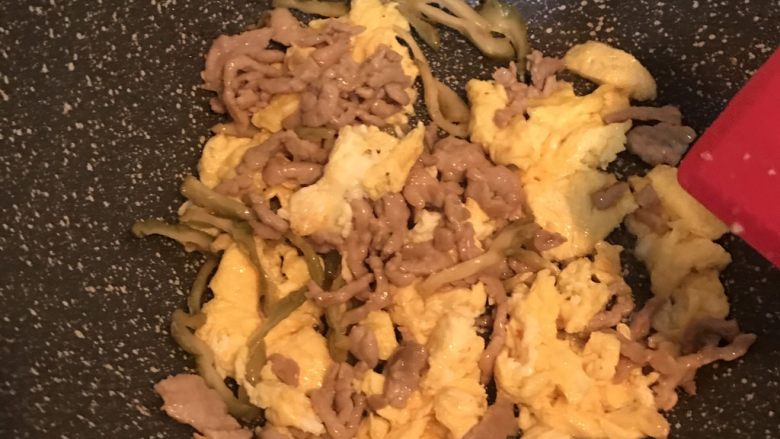 榨菜肉丝炒蛋,加入肉丝翻炒
