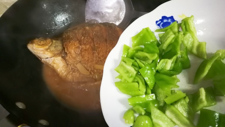 泡椒烧鳊鱼,中火烧至汤汁剩下三分之一,中途翻面,放入泡椒