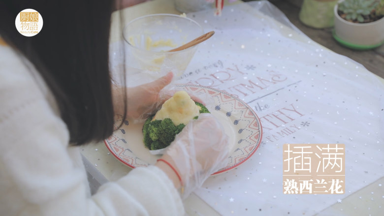 幸运芝士虾「厨娘物语」,将西兰花一层一层装饰上去,胡萝卜星星蘸上一些土豆泥粘在树上,顶部的插入牙签固定,再装饰一些<a style='color:red;display:inline-block;' href='/shicai/ 3438'>圣女果</a>圣诞树就做好啦~(最后还可以用手调整一下形状)