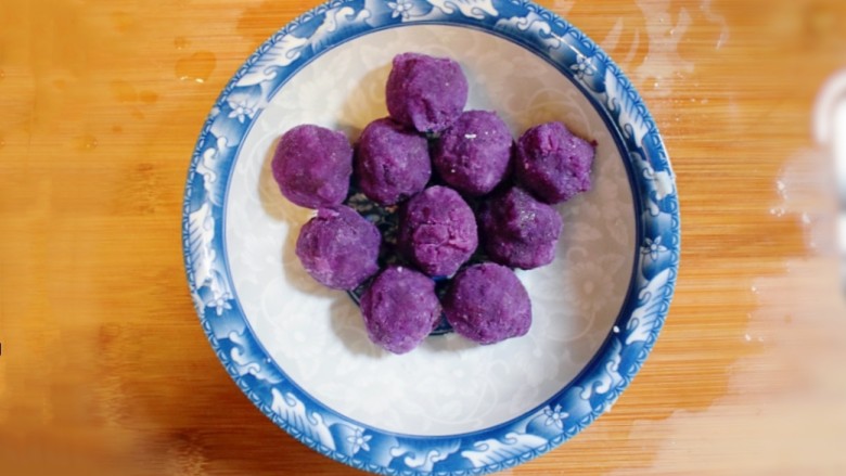 紫薯山药糯米饼(微笑饼),将紫薯泥揉成大小均匀统一的小团子,备用。