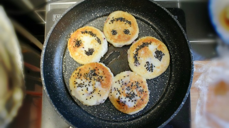紫薯山药糯米饼(微笑饼),小火慢煎至两面金黄。