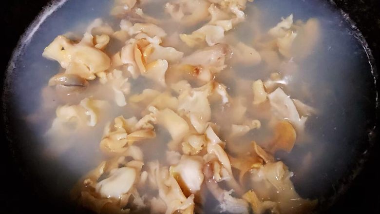 香葱爆海螺片,锅中烧开水下入片好的海螺肉片翻滚一下(大概4-5秒)立即捞出放入冷水中冲凉