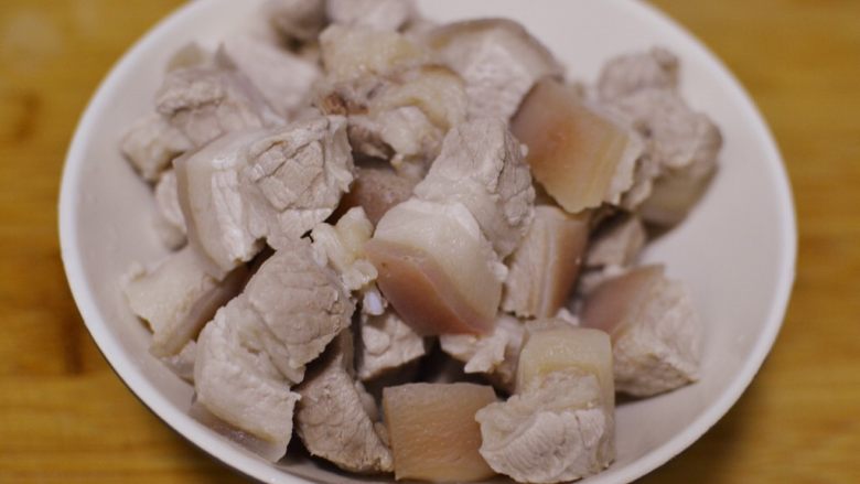 笋干红烧肉,五花肉盛起来,用清水冲洗干净备用。