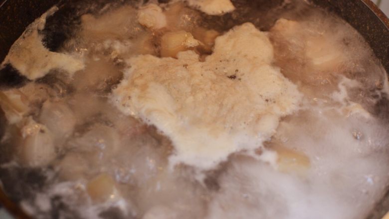 笋干红烧肉,烧开后,继续煮5分钟去血水。