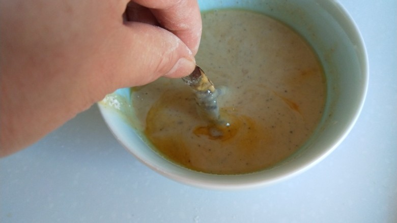 新文美食 凤还巢,手捏虾尾蘸上炸虾糊。