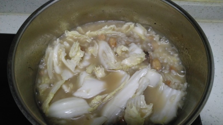 鸡肉焖饭,粉条变软,加入白菜。