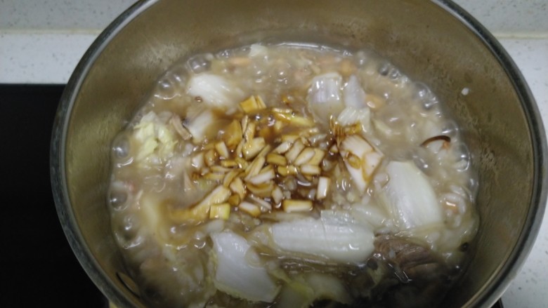 鸡肉焖饭,白菜断生,加入腌制的葱碎。