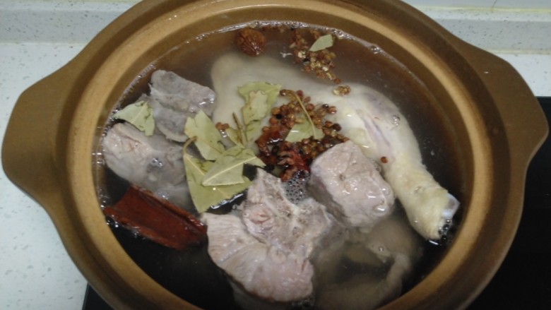 排骨鸡腿炖平菇,倒入抹过食材的清水,加入上述调料。