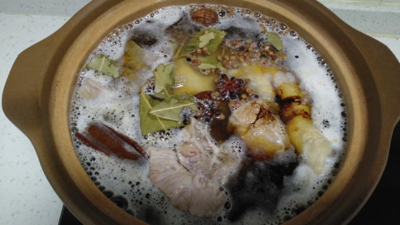 排骨鸡腿炖平菇,大火煮开,转小火煮60分钟。