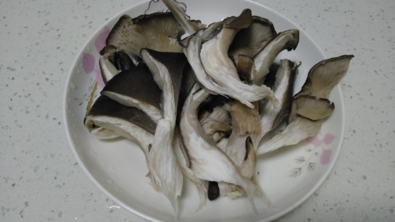 排骨鸡腿炖平菇,<a style='color:red;display:inline-block;' href='/shicai/ 231'>平菇</a>洗净,用手撕开。