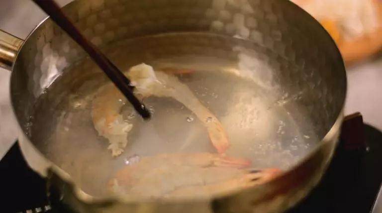 这才是真正的耳光炒面吃货日记,虾头备用,虾肉沸水下锅焯熟