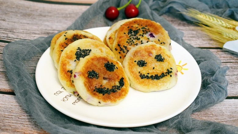 紫薯山药糯米饼(微笑饼),香甜软糯的紫薯山药糯米饼就做好啦!
