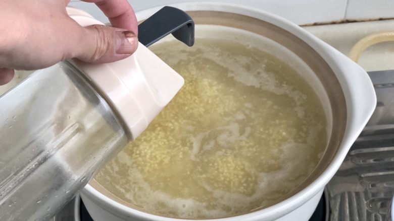 黄海遨游益“肾&心”➕热乎乎海参小米粥,加入几滴味道不重的食用油,可以让粥米更滑糯