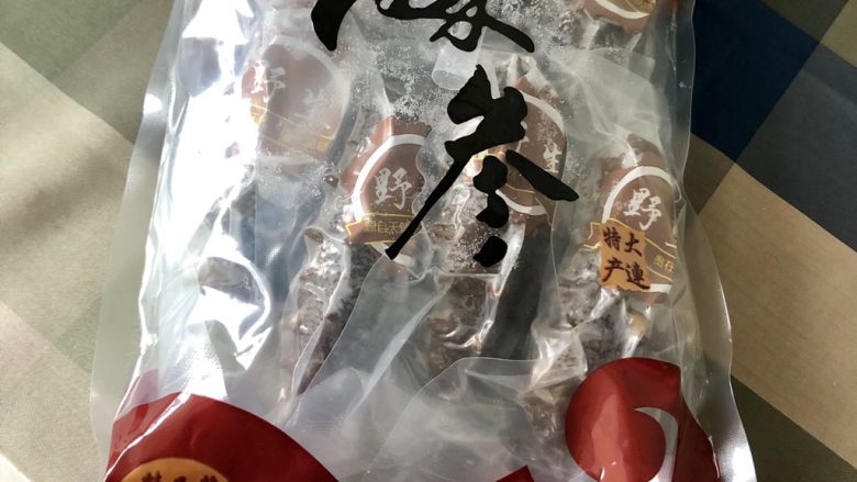 黄海遨游益“肾&心”➕热乎乎海参小米粥,朋友送的海参,这个海参是已经处理好煮熟的,化冻后再加工烹饪,炒煮烧炖都可以,很方便,适合阿晨这样的懒人。毕竟干海参泡发不容易,一不小心就容易废掉😛
