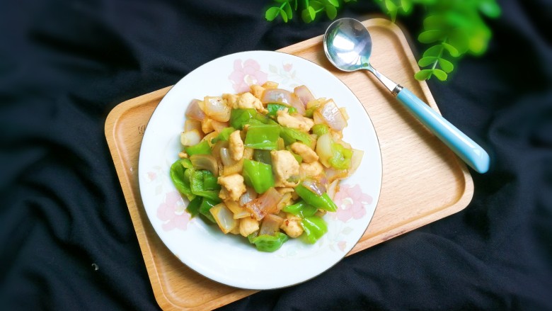 泡椒洋葱炒鸡丁,香喷喷的洋葱,脆脆的泡椒,嫩滑的鸡丁来吃吧