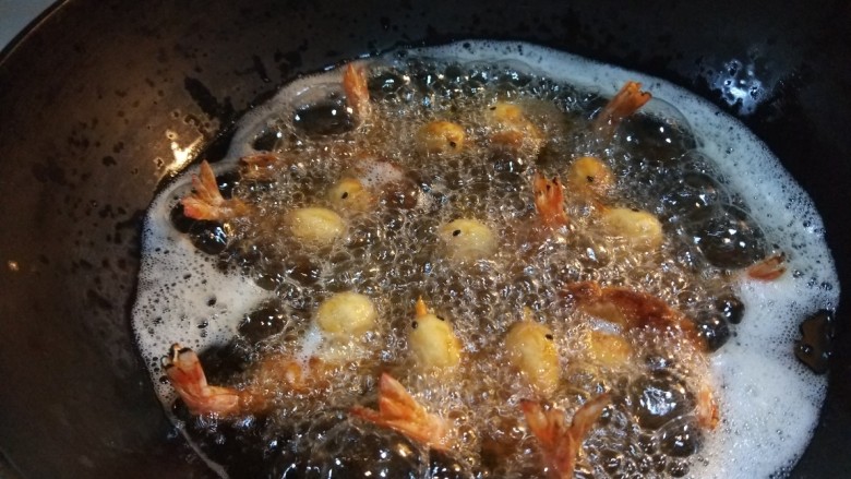 新文美食 凤还巢,固定了在放入锅中炸制一分钟捞出来。