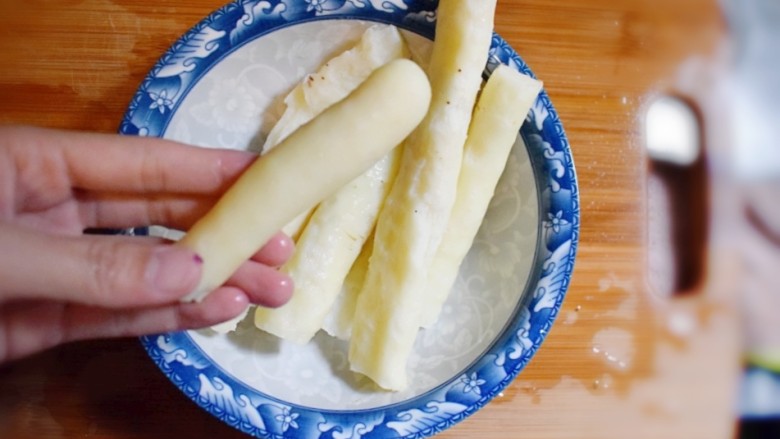 紫薯山药糯米饼(微笑饼),将蒸熟的山药去皮。