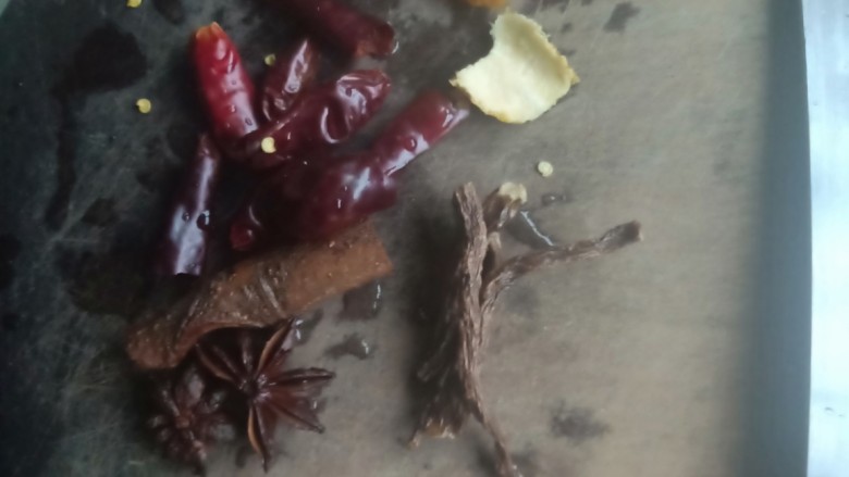 胡萝卜炖羊肉,我今天做的一斤羊肉,配料都在这里