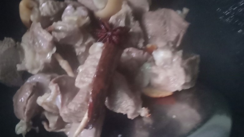 胡萝卜炖羊肉,热锅放入茶油,先煸炒配料出香味,再倒入焯好水的羊肉一起翻炒,接着加入少许料酒炒至微微变色
