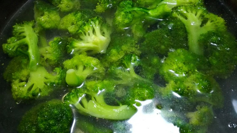 西兰花炒腊肠,加入适量油少许盐焯水三分钟,这样西兰花颜色更翠绿