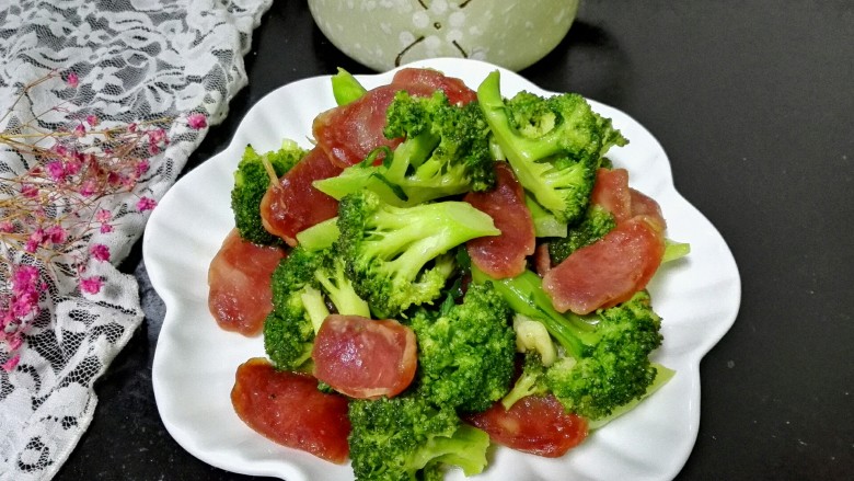 西兰花炒腊肠,拍上成品图,一道美味又有营养的西兰花炒腊肠就完成了