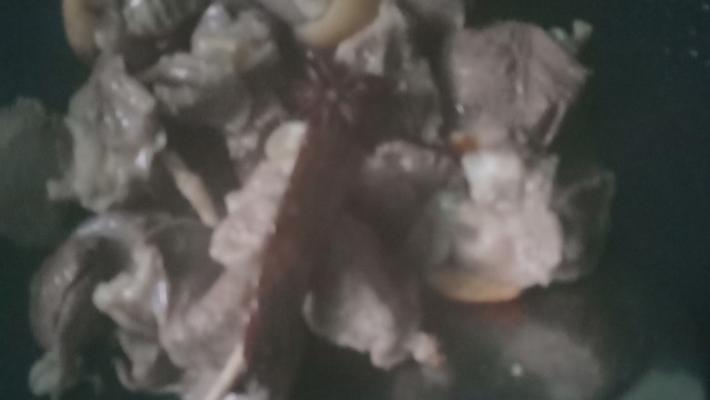 胡萝卜炖羊肉,这时就可以加入适量的水开煮了,我是用的电饭锅煲汤模式,25分钟