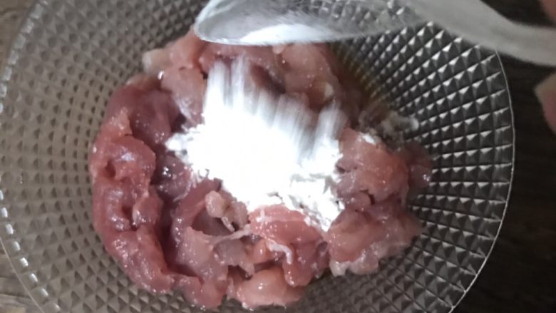 咸菜肉丝面疙瘩,加小半勺淀粉，搅拌均匀腌制15分钟